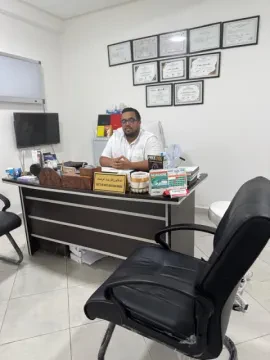د. رفيق عبد الرحمن — جراح الأعصاب