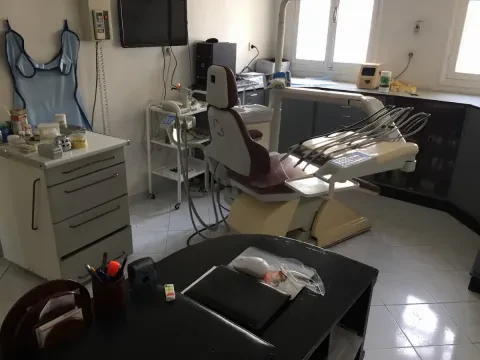 د. نوال لاكسمي - عيادة أريس لطب الأسنان
