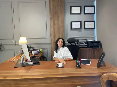 د. خديجة أكوزال، أخصائية أمراض الجهاز الهضمي