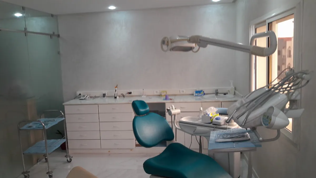 Dr Yasmina Nazih, Chirurgien-dentiste