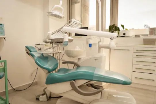 Dr Fatima Azelmat, Chirurgien-dentiste