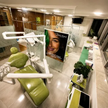 Dr Fatima Azelmat, Chirurgien-dentiste