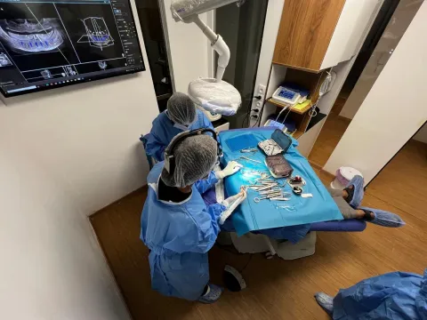 Dr Fatima Azelmat, Chirurgien-dentiste