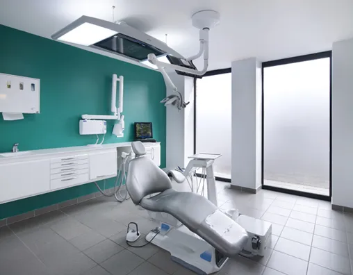 Dr Adil El Maslouhi - Centre dentaire Plaza Toro