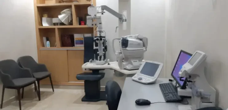 Dr Kaoutar Zenjouri, Ophtalmologue