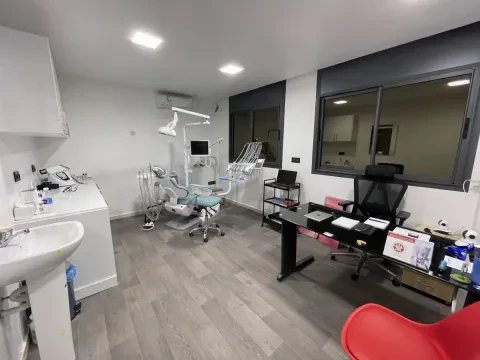 Docteur Mohamed Dkhichi, Dentiste