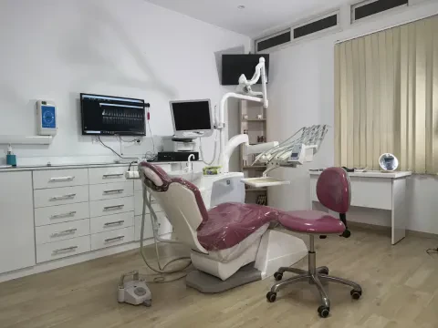 Dr El Merrouni Fatima Zahra - Dentiste à Salé