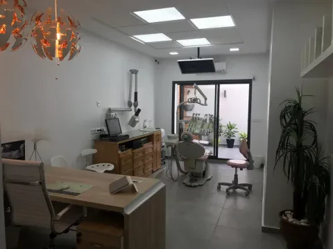 Dr Cherine Zrara, Pédodontiste et orthodontiste