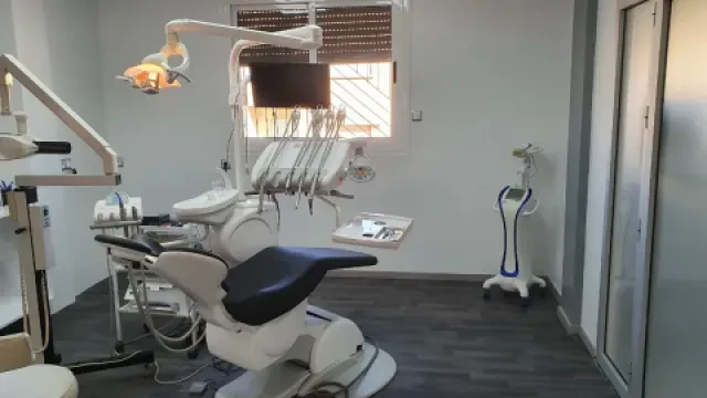 Dr El Houcine Ayyadi - Chirurgien-dentiste spécialisé en dentisterie esthétique et implantologie