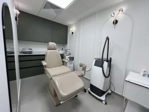 Dr Oumaima Bouraqqadi — Dermatologue