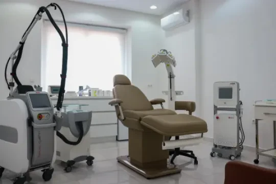 Dr Maha Mael-Ainin, Dermatologue