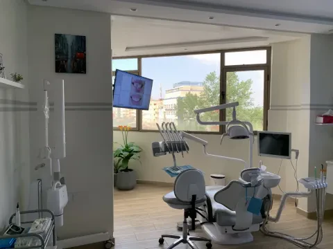Dr Majd Zade, Dentiste