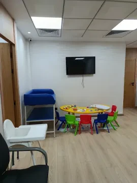 د. هلوت، جراح الأطفال