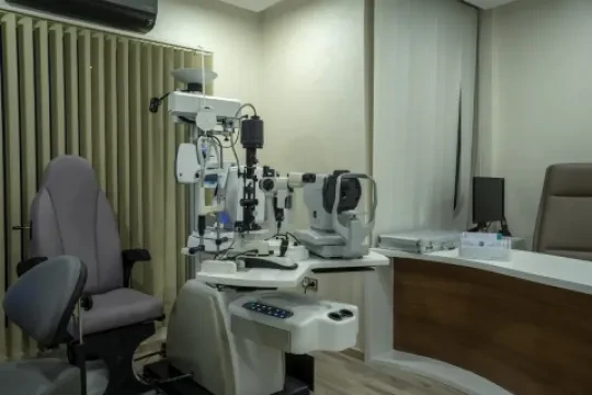 Dr Leila Soltani - Ophtalmologue, Boussol Eye Center