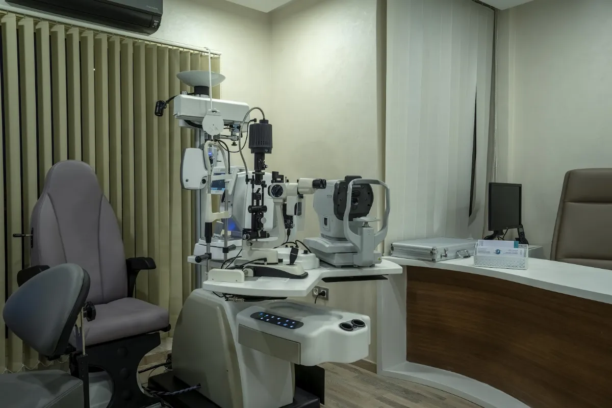 Dr Leila Soltani - Ophtalmologue, Boussol Eye Center