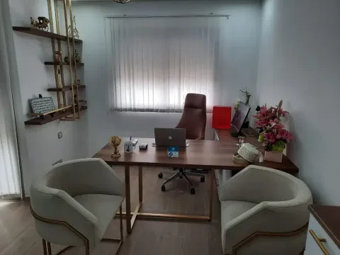 د. سناء العيادي — طبيبة العيون