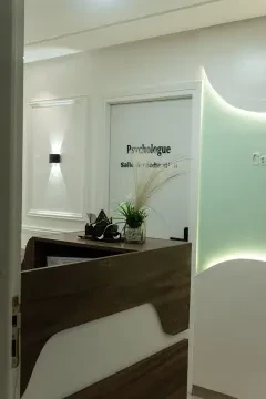 Houda Tlemçani, Psychologue