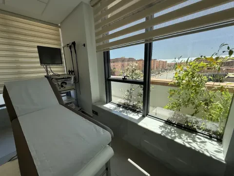 Dr Elmanjra Chama, Gastro-entérologue